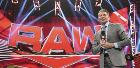 Vor Monaten war die Idee, dass alte Medien WWE und Vince McMahon unter die Lupe nehmen würden, bestenfalls unwahrscheinlich.  Nachdem das WSJ dies tat und sofort Konsequenzen für McMahon zog, lohnt es sich, zwei sehr unterschiedliche Herangehensweisen an zwei sehr unterschiedliche Titangates zu betrachten.