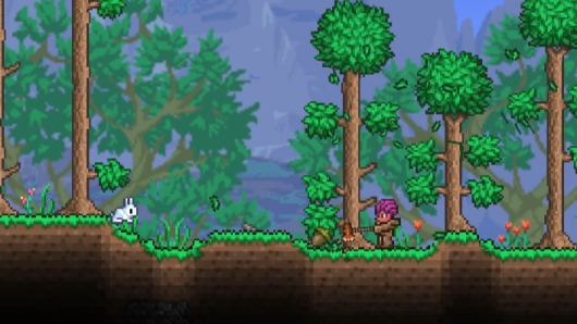 In Terraria schwingt ein Spieler mit lila Haaren eine Axt vertikal gegen einen Baum.