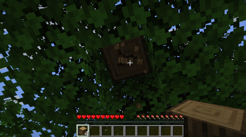 In Minecraft baut der Spieler einen Holzblock ab, der fast außer Reichweite ist