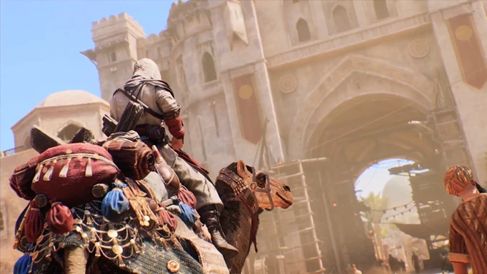 Der Spielercharakter in Assassin's Creed Mirage reitet auf einem Kamel in eine Stadt