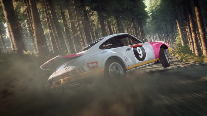 Ein Porsche driftet in Dirt Rally 2.0 um eine Feldkurve