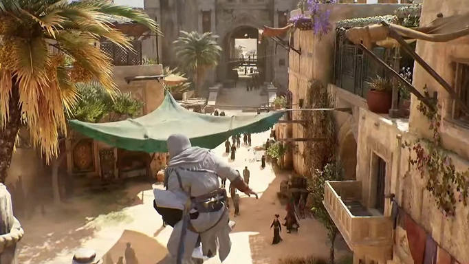 Ein Gameplay-Screenshot des Spielercharakters in Assassin's Creed Mirage, der über einer belebten Straße thront