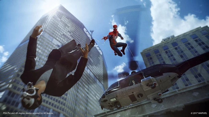 Spider-Man feuert in Marvels Spider-Man ein Netz auf einen Feind, während er aus einem Hubschrauber fällt